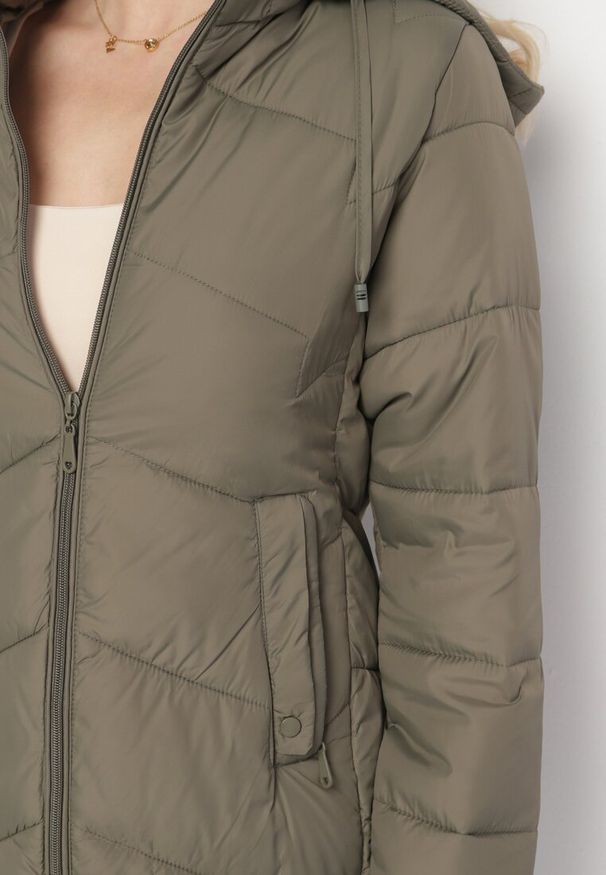 Born2be - Ciemnozielona Kurtka z Pikowanymi Przeszyciami i Odpinanym Kapturem Felanwen. Okazja: na co dzień. Kolor: zielony. Materiał: jeans. Styl: sportowy, casual, elegancki