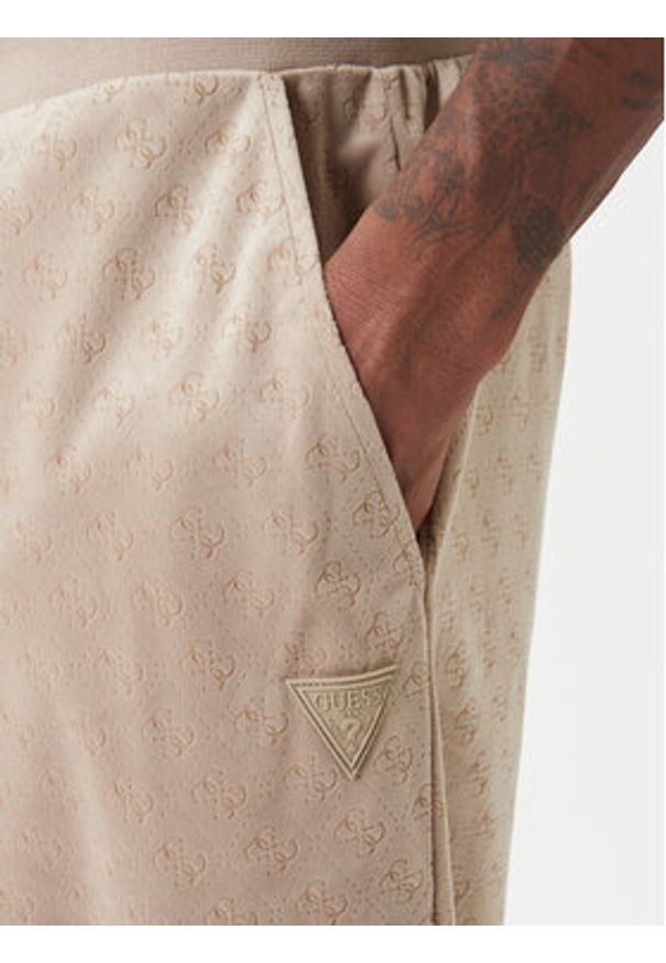 Guess Spodnie dresowe Z6RB14 KD612 Beżowy Regular Fit. Kolor: beżowy. Materiał: syntetyk