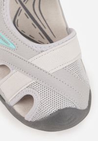 Born2be - Jasnoszare Sandały Sportowe ze Skórzaną Wkładką Ozdobione Wycięciami Natirela. Okazja: na co dzień. Zapięcie: rzepy. Kolor: szary. Materiał: skóra. Wzór: aplikacja. Sezon: lato. Styl: sportowy #7