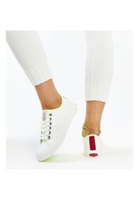 Białe damskie trampki z kolorem Cross Jeans. Okazja: na co dzień. Nosek buta: okrągły. Kolor: biały. Materiał: materiał, guma. Styl: casual #6