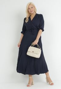 Born2be - Granatowa Plisowana Sukienka Maxi z Kopertowym Dekoltem i Wiązaniem w Talii Lariah. Kolekcja: plus size. Kolor: niebieski. Materiał: materiał. Typ sukienki: kopertowe. Długość: maxi #2