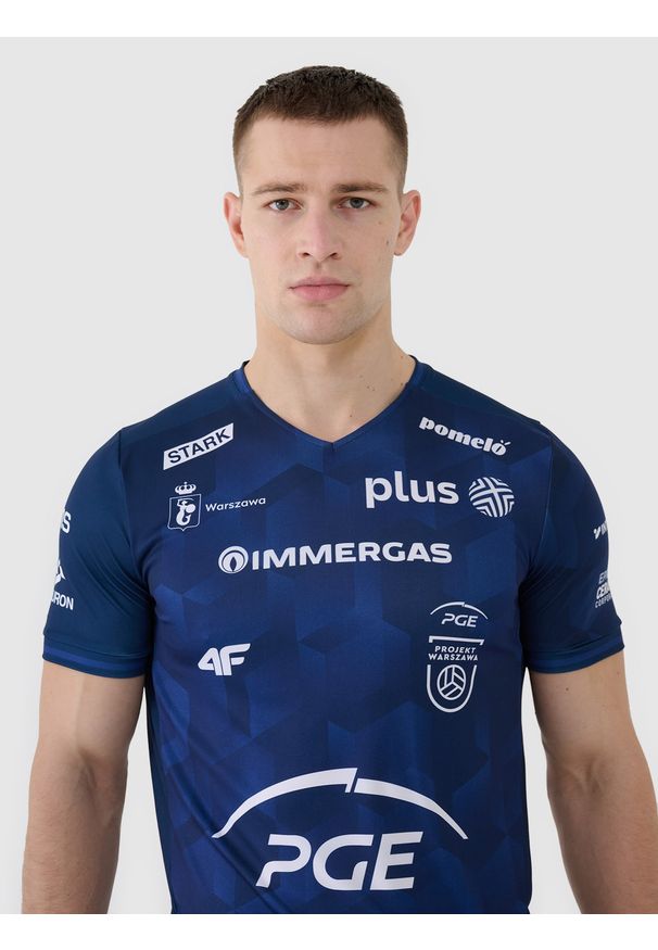 4f - 4F Koszulka meczowa replika wyjazdowa z sezonu 2024/25 męska 4F x PGE Projekt Warszawa - multikolor M. Typ kołnierza: dekolt w serek. Kolor: wielokolorowy. Materiał: dzianina, włókno, materiał, syntetyk. Wzór: gładki, ze splotem. Styl: klasyczny, sportowy