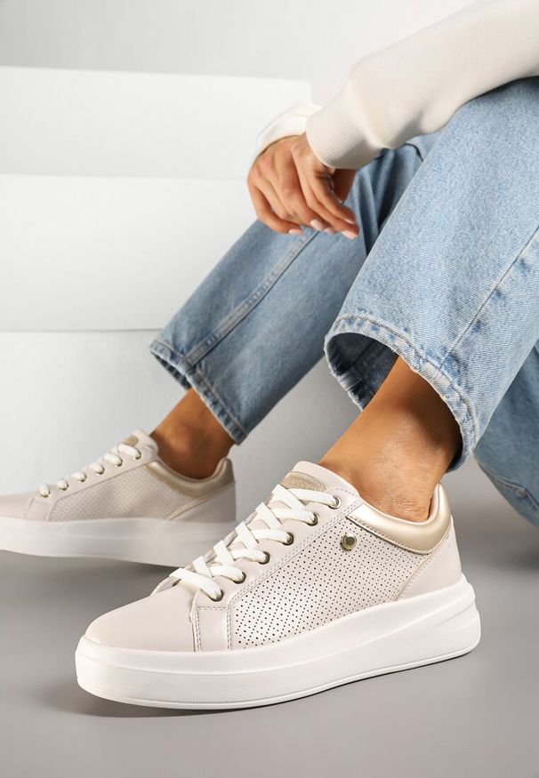 Born2be - Jasnobeżowe Sneakersy w Stylu Tenisówek na Grubej Podeszwie Zdobione Perforacją Marailia. Okazja: na co dzień. Kolor: beżowy. Wzór: aplikacja