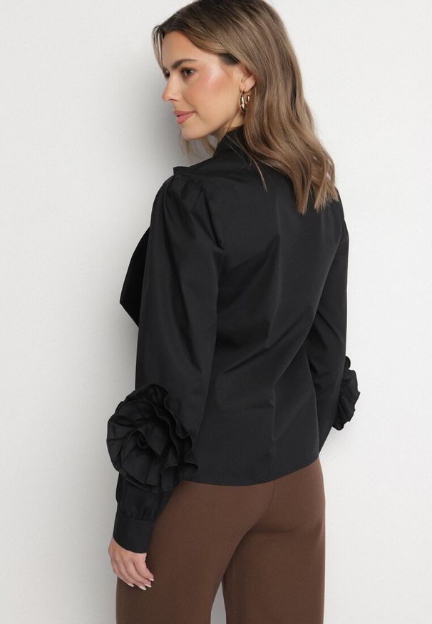 Born2be - Czarna Koszula z Ozdobnym Wiązaniem i Falbankami Zalimira. Okazja: na co dzień. Typ kołnierza: kołnierz z falbankami. Kolor: czarny. Materiał: jeans. Styl: elegancki, casual