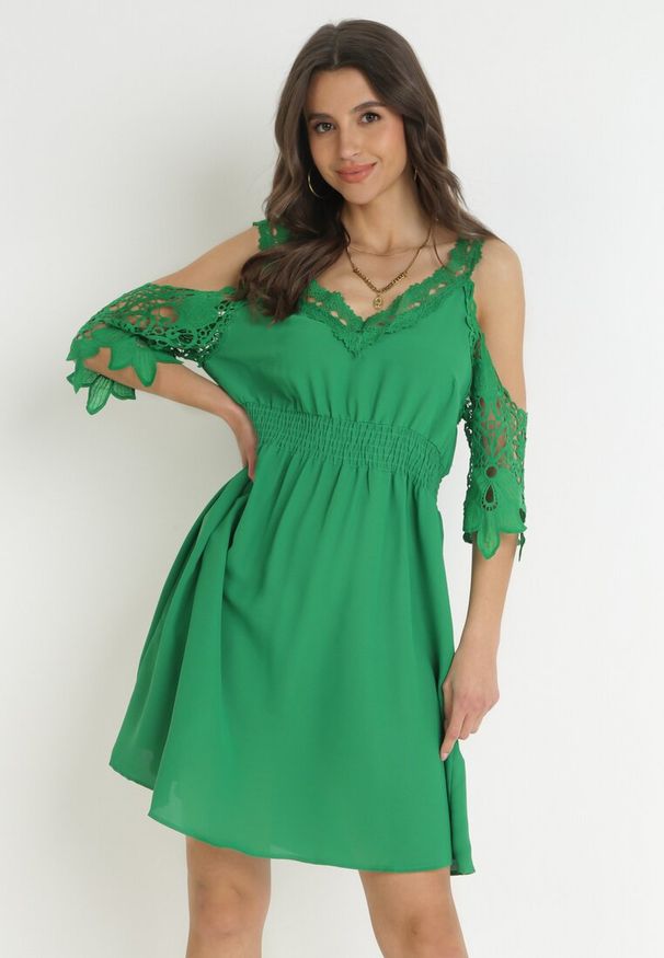 Born2be - Zielona Sukienka Mini Hiszpanka na Ramiączkach z Koronkowymi Rękawami i Gumką w Pasie Giovati. Okazja: na co dzień. Typ kołnierza: dekolt hiszpanka. Kolor: zielony. Materiał: koronka. Długość rękawa: na ramiączkach. Styl: casual. Długość: mini