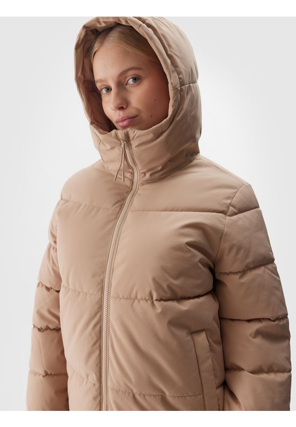 4f - 4F Kurtka puchowa z wypełnieniem syntetycznym damska - beżowa XXL. Okazja: na co dzień. Kolor: beżowy. Materiał: puch, syntetyk. Długość: długie. Wzór: gładki. Sezon: zima. Styl: casual, klasyczny, sportowy