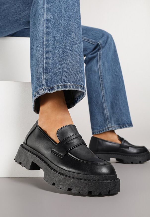 Renee - Czarne Mokasyny Vices na Platformie Dionela. Okazja: na spotkanie biznesowe, na spacer. Zapięcie: bez zapięcia. Kolor: czarny. Materiał: jeans. Sezon: wiosna, jesień. Obcas: na platformie. Styl: biznesowy, elegancki