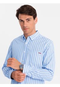 Ombre Clothing - Męska koszula REGULAR FIT w białe paski z kieszonką – błękitna V2 - Rozmiar: S. Okazja: do pracy. Typ kołnierza: button down. Kolor: niebieski. Materiał: materiał, bawełna. Wzór: paski. Styl: klasyczny, elegancki