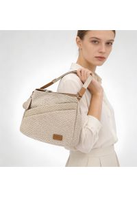 Torebka damska Rieker, z tekstylnego materiału o wyraźnej plecionej strukturze z regulowanym paskiem na ramię ozdobną zawieszką praktyczną kieszenią. Kolor: beżowy. Sezon: wiosna, lato. Styl: casual, elegancki. Rodzaj torebki: na ramię #4