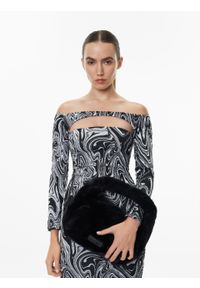 Kazar - Czarna torebka do noszenia za uchwyt z syntetycznego futra. Kolor: czarny. Wzór: gładki. Materiał: futrzane. Styl: elegancki #4