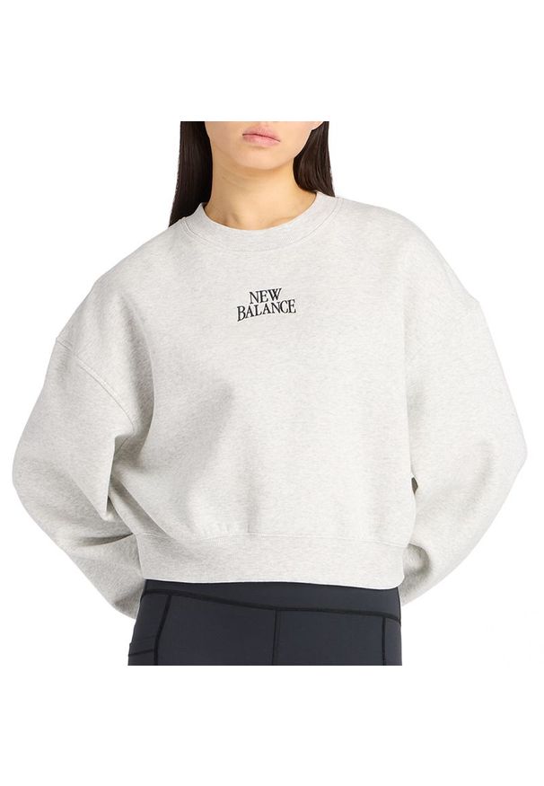 Bluza damska New Balance WT61935IAHH - szara. Okazja: na co dzień. Kolor: szary. Materiał: materiał, dresówka, poliester, bawełna. Wzór: aplikacja, napisy, haft. Styl: casual, klasyczny, sportowy