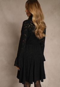 Renee - Czarna Sukienka ze Stójką z Koronki Zdobiona Wiązaniem w Talii i Falbanami Elarassa. Typ kołnierza: kołnierzyk stójkowy. Kolor: czarny. Materiał: koronka. Długość rękawa: na ramiączkach. Wzór: koronka, aplikacja. Styl: rockowy #3