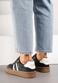Renee - Czarno-Białe Sneakersy Sportowe z Ozdobnymi Paskami i Przeszyciami Wenilan. Okazja: na co dzień. Zapięcie: pasek. Kolor: czarny. Materiał: jeans. Wzór: paski. Obcas: na płaskiej podeszwie #4