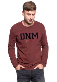 Mustang - LONGSLEEVE MUSTANG Adrian C Print ANDORRA 1008555 3232. Kolor: czerwony. Długość rękawa: długi rękaw. Długość: długie. Wzór: nadruk