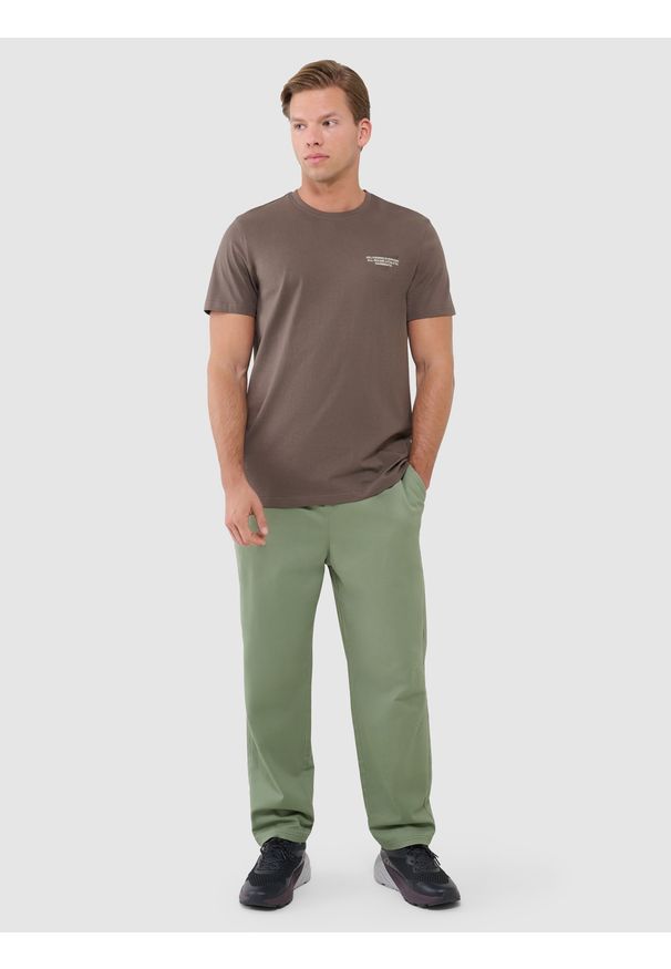 4f - 4F T-shirt regular z nadrukiem męski - brązowy S. Okazja: na co dzień. Kolor: brązowy. Materiał: dzianina, jersey, bawełna. Długość rękawa: krótki rękaw. Długość: krótkie. Wzór: nadruk. Styl: sportowy, klasyczny, casual