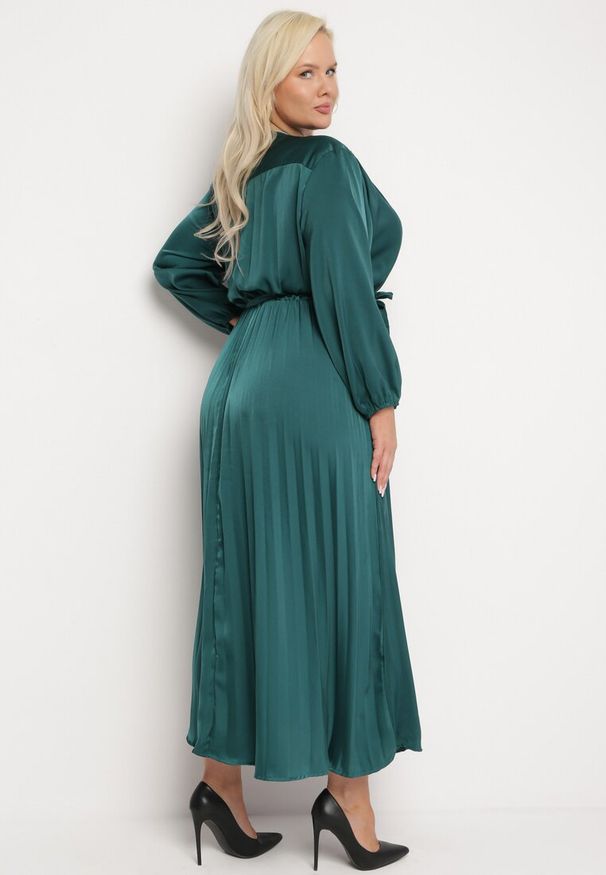 Born2be - Zielona Sukienka Maxi z Gumką w Pasie i Kopertowym Dekolcie Bertrama. Typ kołnierza: dekolt kopertowy. Kolor: zielony. Materiał: materiał. Typ sukienki: kopertowe. Długość: maxi