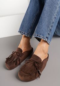 Born2be - Ciemnobrązowe Klapki z Frędzlami i Kokardą Narialla. Okazja: na spacer, na co dzień. Kolor: brązowy. Sezon: lato. Styl: casual #2