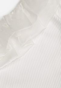 Born2be - Biała Asymetryczna Bluzka Top z Prążkowanego Materiału z Satynową Falbanką Sofosa. Kolor: biały. Materiał: materiał, satyna, prążkowany. Wzór: aplikacja. Styl: elegancki #5