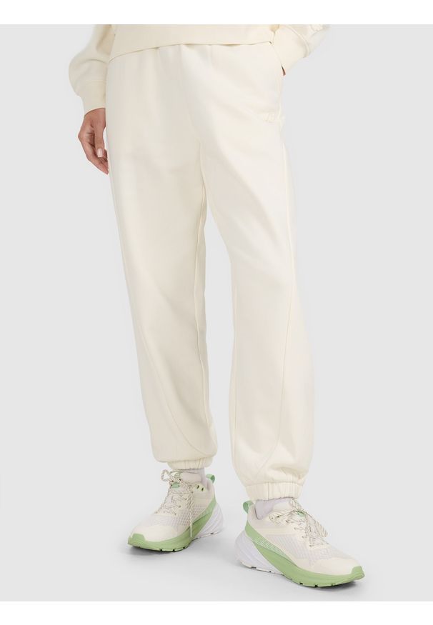 4f - 4F Spodnie dresowe joggery damskie - białe S. Kolor: beżowy. Materiał: dresówka. Wzór: ze splotem, gładki
