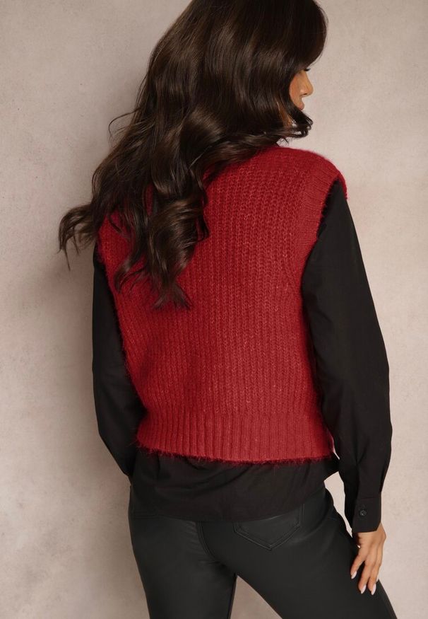 Renee - Bordowa Sweterkowa Kamizelka z Wełną z Prążkowanego Materiału Titheora. Okazja: na co dzień, na spotkanie biznesowe. Kolor: czerwony. Materiał: wełna, materiał, prążkowany. Długość rękawa: bez rękawów. Styl: casual, elegancki, biznesowy