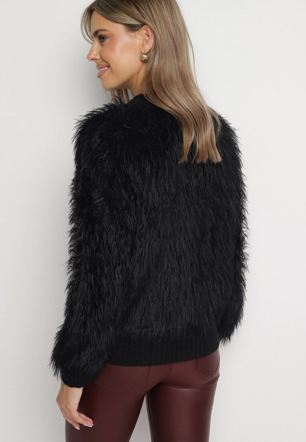 Born2be - Czarny Sweter z Długim Włosiem i Dodatkiem Wełny Merithina. Kolor: czarny. Materiał: wełna. Długość: długie. Styl: klasyczny, elegancki