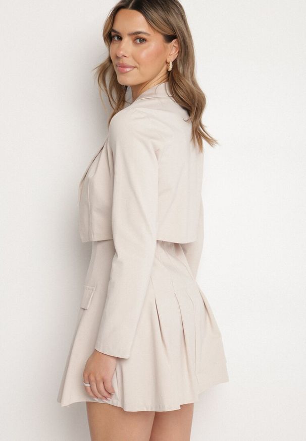 Born2be - Jasnobeżowy Komplet Sukienka z Gumką w Biuście i Krótka Marynarka Sefilana. Kolor: beżowy
