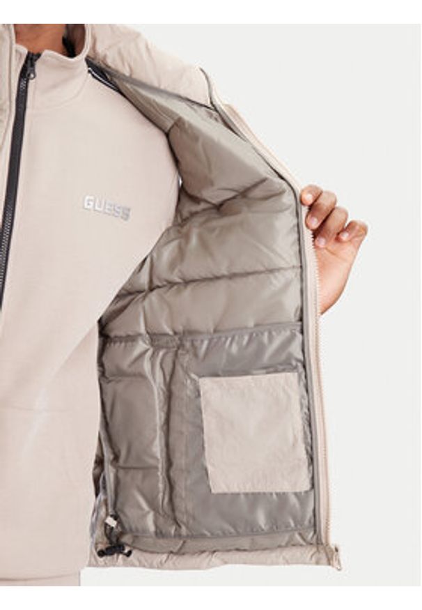 Guess Bezrękawnik Z5YL08 WGTN0 Beżowy Regular Fit. Kolor: beżowy. Materiał: syntetyk. Długość rękawa: bez rękawów