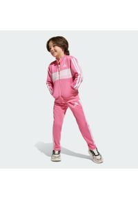 Adidas - Dres Seasonal Essentials Tiberio 3-Stripes Tricot Kids. Okazja: na uczelnię. Kolor: różowy, biały, wielokolorowy. Materiał: dresówka. Styl: sportowy
