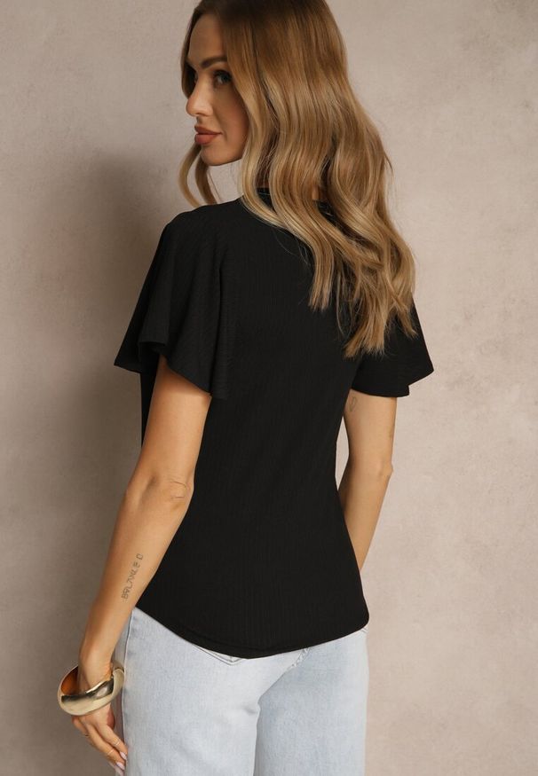 Renee - Czarna Bluzka Ozdobiona Rozkloszowanymi Rękawami Sunetha. Okazja: na co dzień. Typ kołnierza: dekolt w kształcie V. Kolor: czarny. Materiał: jeans. Wzór: aplikacja. Styl: casual, elegancki