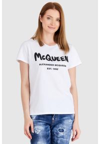 Alexander McQueen - ALEXANDER MCQUEEN Biały t-shirt damski z logo, Rozmiar 44. Kolor: biały. Materiał: prążkowany, bawełna. Wzór: nadruk