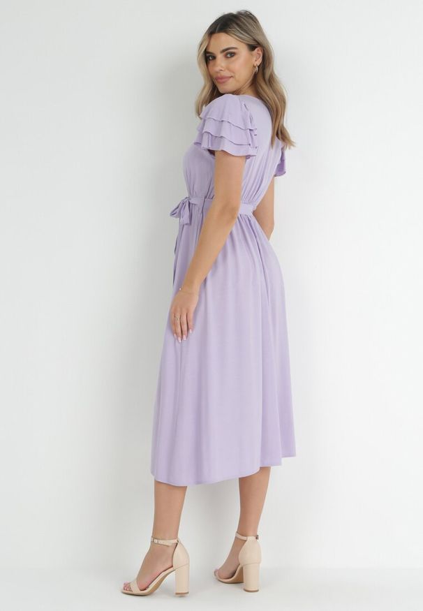 Born2be - Fioletowa Sukienka Midi z Wiskozy z Gumką w Pasie i Materiałowym Paskiem Aricia. Okazja: na randkę, na uczelnię. Kolor: fioletowy. Materiał: materiał, wiskoza. Długość: midi