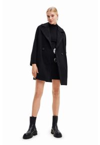 Desigual płaszcz 23WWEWAU WOMAN WOVEN OVERCOAT damski kolor czarny przejściowy dwurzędowy. Kolor: czarny. Materiał: włókno, materiał. Styl: klasyczny #1