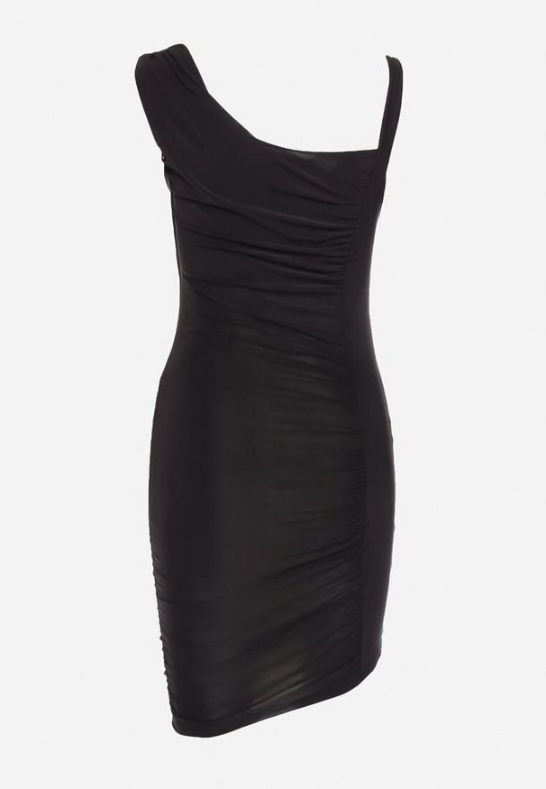 Born2be - Czarna Sukienka o Dopasowanym Fasonie z Marszczeniem i Klamerką na Ramiączku Inestell. Okazja: na co dzień. Kolor: czarny. Materiał: materiał. Długość rękawa: na ramiączkach. Typ sukienki: proste, asymetryczne. Styl: casual