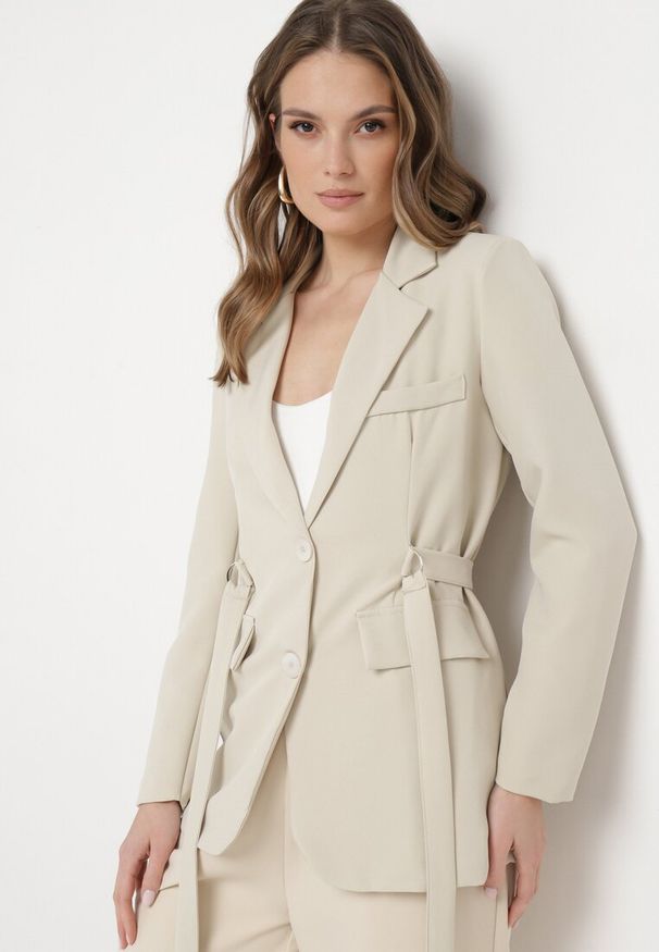 Born2be - Beżowa Marynarka Jednorzędowa z Ozdobnym Paskiem i Klapami Orianella. Okazja: na spotkanie biznesowe, do pracy. Kolor: beżowy. Materiał: jeans. Styl: elegancki, biznesowy