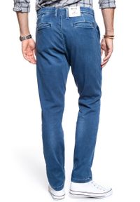 Mustang - SPODNIE MĘSKIE MUSTANG RealX Chino DENIM BLUE 1008081 5000 582. Okazja: na co dzień, na spacer. Wzór: nadruk. Sezon: lato. Styl: casual, klasyczny