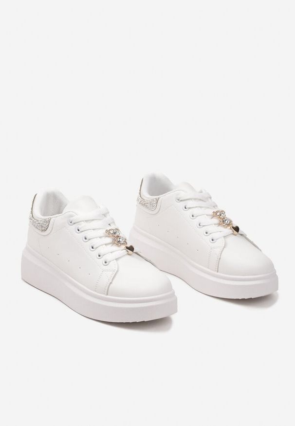 Renee - Biało-Srebrne Płaskie Sneakersy za Kostkę ze Sznurowaniami Ozdobione Aplikacjami i Cyrkoniami Quenalia. Wysokość cholewki: za kostkę. Kolor: biały. Materiał: jeans. Wzór: aplikacja. Sezon: wiosna, jesień