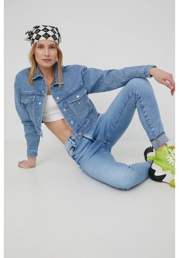 Tommy Jeans kurtka jeansowa BF8032 damska przejściowa oversize. Kolor: niebieski. Materiał: włókno