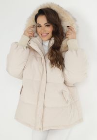 Born2be - Beżowa Kurtka Oversize z Futrzanym Kapturem Vugovi. Kolor: beżowy. Materiał: futro. Długość rękawa: długi rękaw. Długość: długie. Wzór: aplikacja. Sezon: zima #1