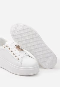Born2be - Biało-Złote Sneakersy Luksara. Kolor: biały. Materiał: skóra ekologiczna. Szerokość cholewki: normalna. Wzór: jednolity #4
