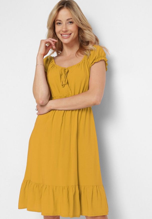 Born2be - Żółta Wiskozowa Sukienka z Gumkami w Pasie Ściągana przy Dekolcie z Falbanką Tiimamla. Okazja: na co dzień. Kolor: żółty. Materiał: wiskoza. Długość rękawa: krótki rękaw. Sezon: wiosna, lato. Typ sukienki: proste. Styl: casual