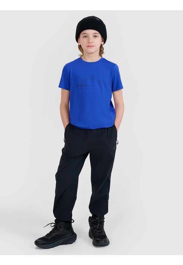 4f - 4F T-shirt trekkingowy szybkoschnący chłopięcy - niebieski 122/128 (6-8 lat). Kolor: niebieski. Materiał: dzianina, materiał, syntetyk, włókno, elastan. Wzór: gładki, ze splotem, nadruk, jednolity. Sezon: lato. Sport: turystyka piesza, fitness