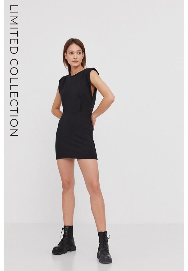 Answear Lab Sukienka kolor czarny mini prosta. Okazja: na co dzień. Kolor: czarny. Materiał: dzianina. Wzór: gładki. Typ sukienki: proste. Styl: wakacyjny. Długość: mini