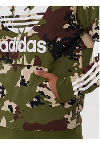 Adidas - adidas Bluza Camo IS0209 Zielony Regular Fit. Kolor: zielony. Materiał: bawełna #5