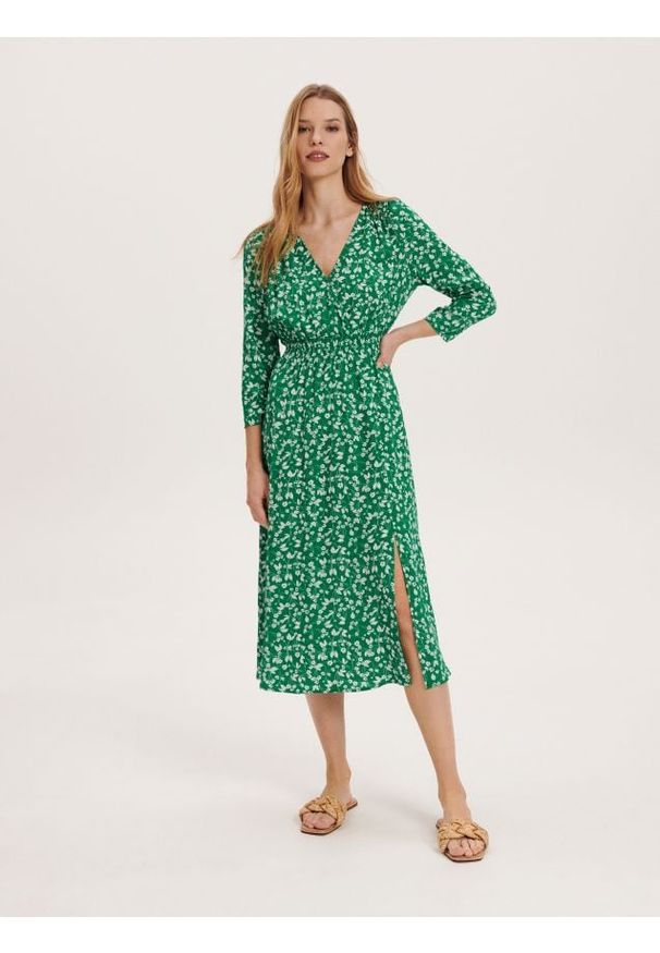 Reserved - Wzorzysta sukienka z EcoVero™ - zielony. Kolor: zielony. Materiał: wiskoza. Typ sukienki: kopertowe
