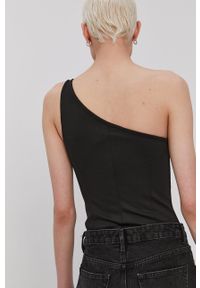 Calvin Klein Jeans Top damski kolor czarny cold shoulder. Kolor: czarny. Wzór: nadruk #2