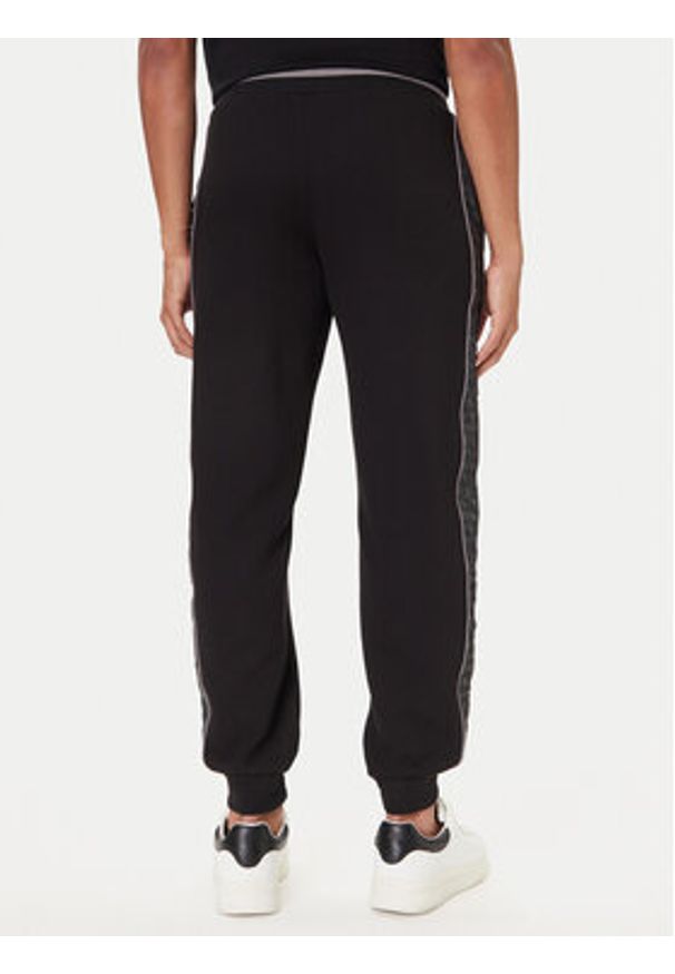 Guess Spodnie dresowe Z5BB18 KB3P2 Czarny Regular Fit. Kolor: czarny. Materiał: bawełna, syntetyk