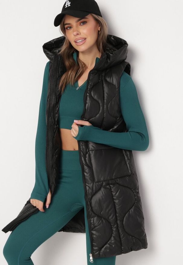 Born2be - Czarna Pikowana Kamizelka z Kapturem i Kieszeniami Kress. Typ kołnierza: kaptur. Kolor: czarny