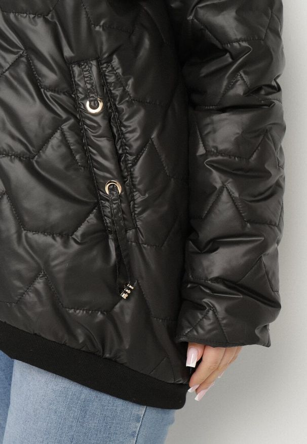 Born2be - Czarna Kurtka Pikowana o Pudełkowym Kroju z Kapturem Nusolea. Okazja: na co dzień. Typ kołnierza: kaptur. Kolekcja: plus size. Kolor: czarny. Materiał: jeans. Styl: elegancki, casual