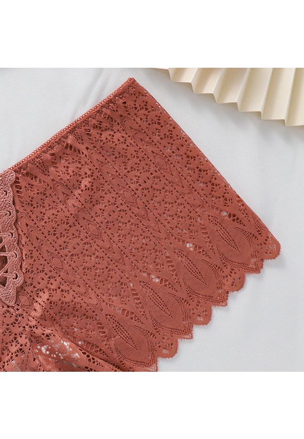 Intica - Majtki koronkowe z sznurowaniem eleganckie na co dzień Aylin. Kolor: beżowy. Materiał: koronka. Wzór: koronka