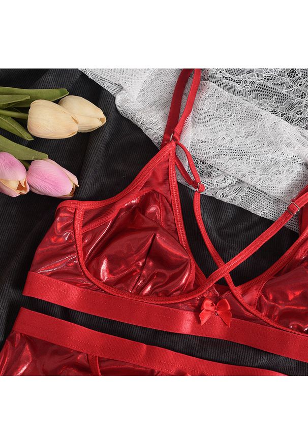 Intica - Komplet bielizny z strapsami regulowanymi Kjellaug. Kolor: czerwony. Materiał: tkanina